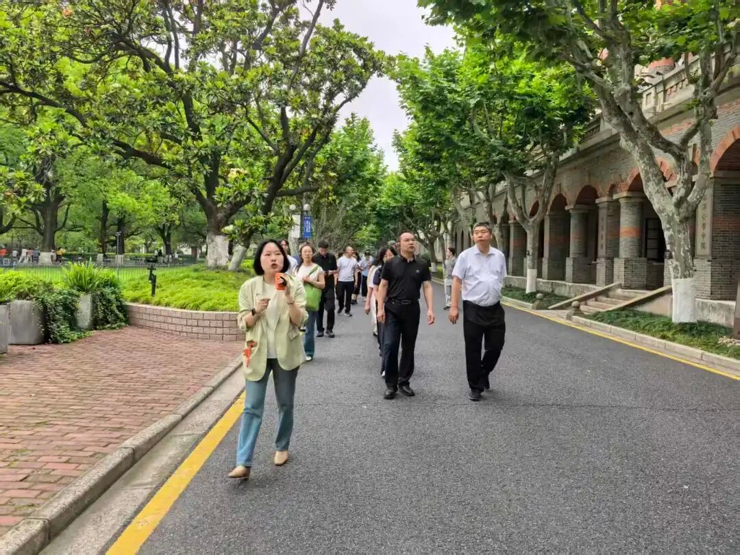 与会嘉宾参观交大校园